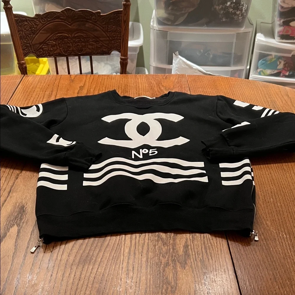 Black and White Logo Sweatshirt With Zippers on Sides XL - Picture 5 of 8